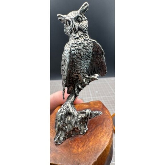 Vintage Pewter Horned Owl Figurine On Natural Wood Base - Picture 4 of 4